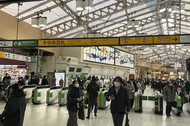JR上野駅中央改札を出て直進します