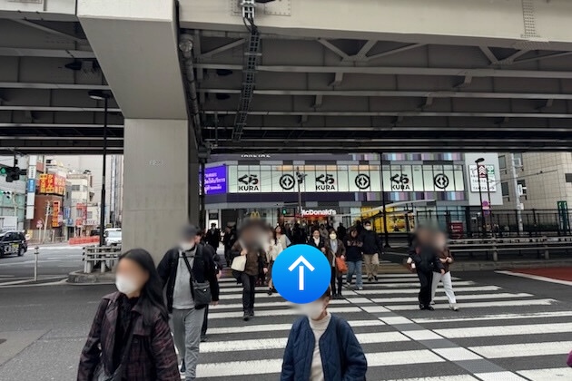横断歩道を渡り、くら寿司を右手に直進します