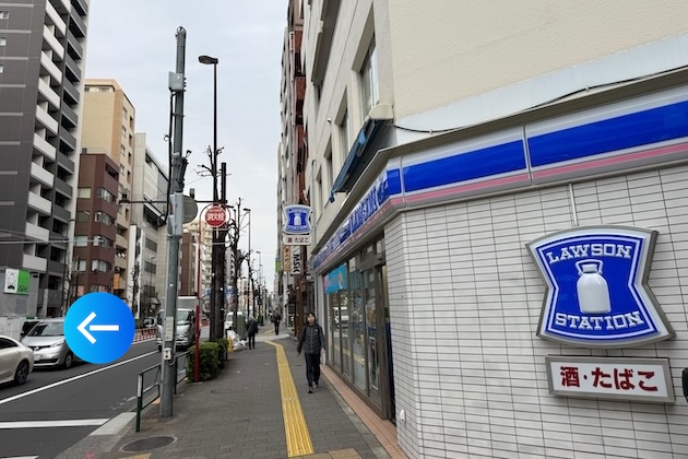 ローソンが角にある十字路を左折します