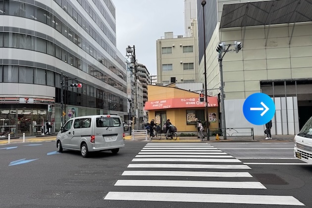 カレーの店サカエヤへ向かって横断歩道を渡り、右折します