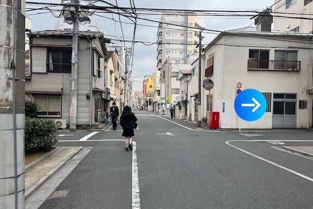 左折後、最初の十字路を右折します