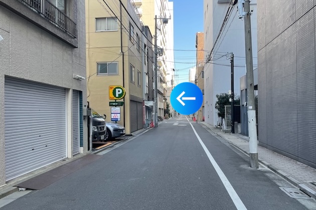 右折後の道路を少し進み、十字路を左折します