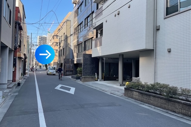 直進後、右手に見えてきます元浅草SKビルに上野御徒町店がございます