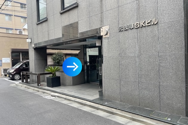 地下1階へ降りていただきますと入口がございます