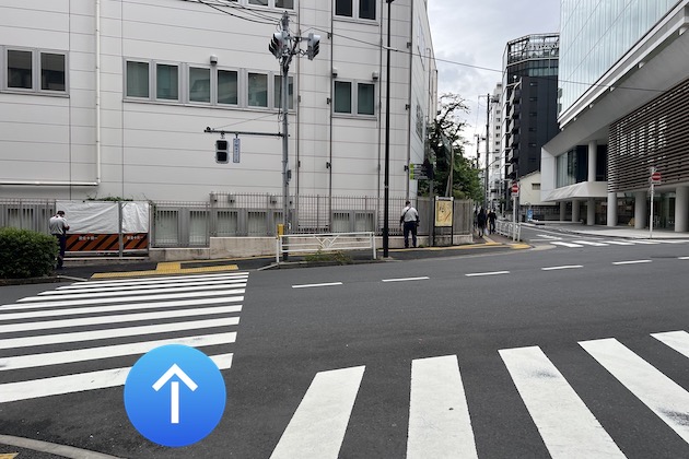 横断歩道を渡って、直進します