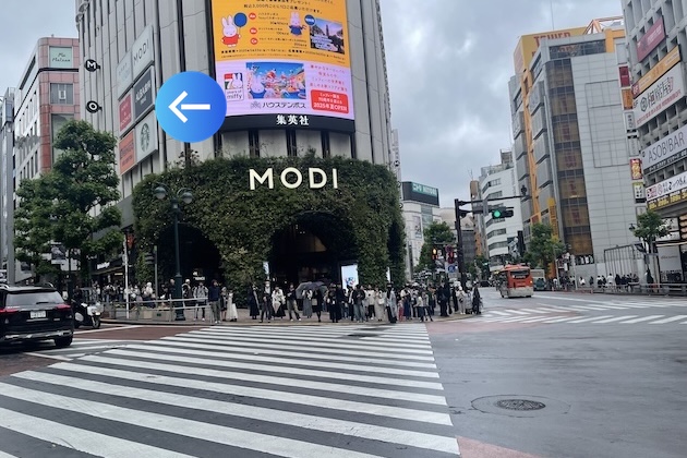 渋谷モディ前の信号を渡って左に曲がります。