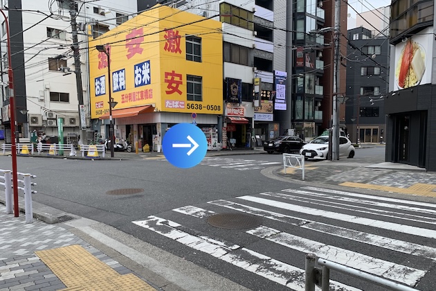 直進し、亀戸ぎょうざ手前の交差点を斜め右方向(五分利屋方向)へ進みます