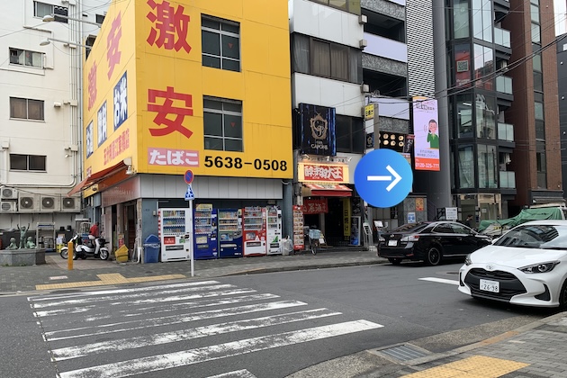 五分利屋（黄色のお店）を正面にみて、右手方向に進みます