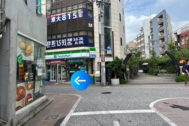 FamilyMartを目印に左折します