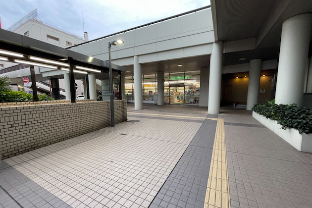 ファミリーマートを通過し、更に道なりに進みます