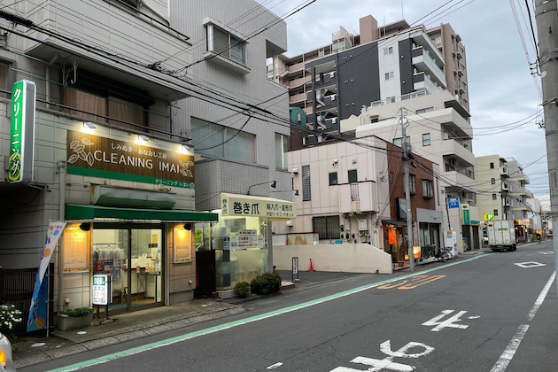 左手に「巻き爪」と書かれたお店があるビルがあります