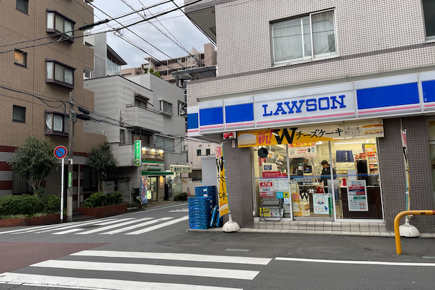 ローソンを通り過ぎ、右に曲がります