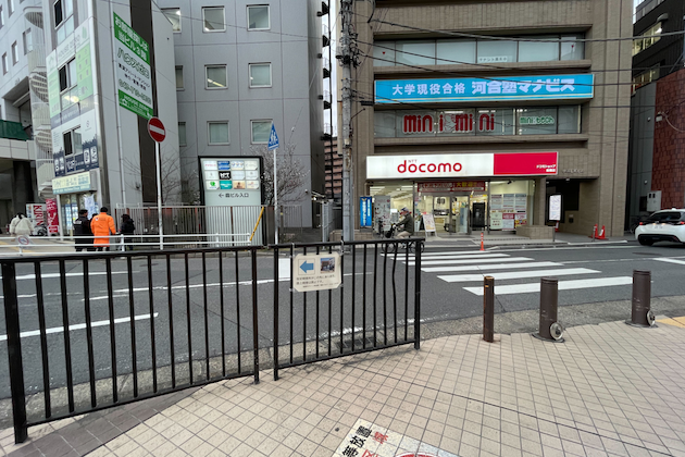 横断歩道を渡り、ドコモショップを左折します