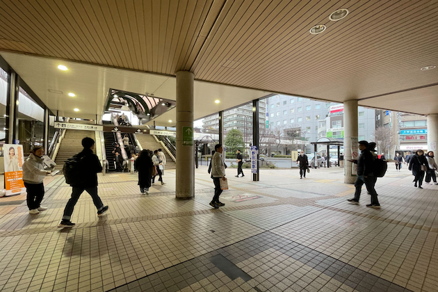 北口を出て、右方向に進みます