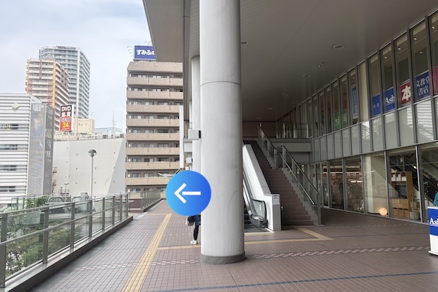 左手に見える階段・エスカレーターへ進みます