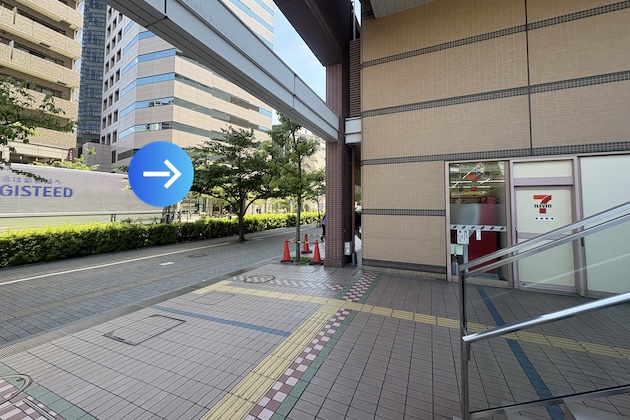 セブンイレブンを目印に、右方向へ進みます