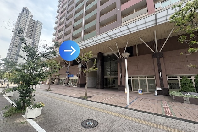 左手にオーベルタワー川口コラージュの正面入口が見えてまいります
