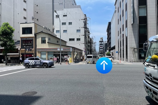 目の前の交差点をセブンイレブン側へ渡ります