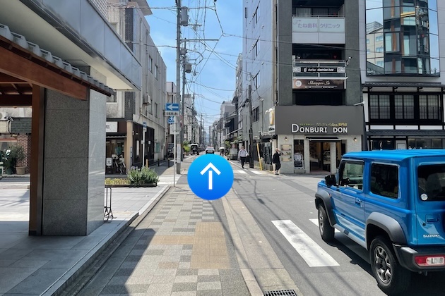 交差点を直進します