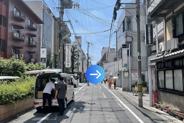 左手にヴィラ烏丸四条が見えましたら、当ビルは目の前(右手側)です