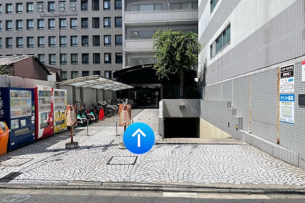 自動販売機が左手にあります通路をお進みください