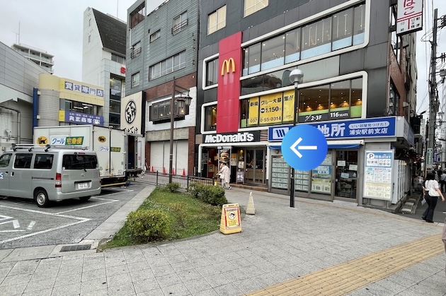 マクドナルド方向へ左折します
