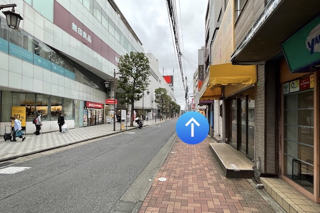 そのまま直進します