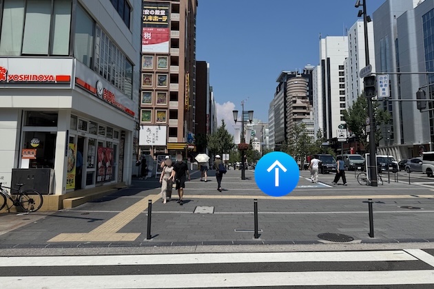 吉野家方面に横断歩道を直進します