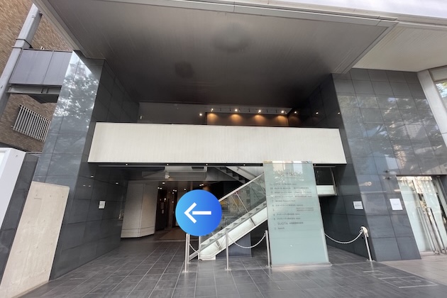 奥のエレベーターで5階までお上がりください