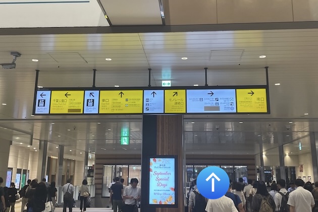 東口を目指して直進します