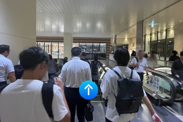 正面のエスカレーターを降ります