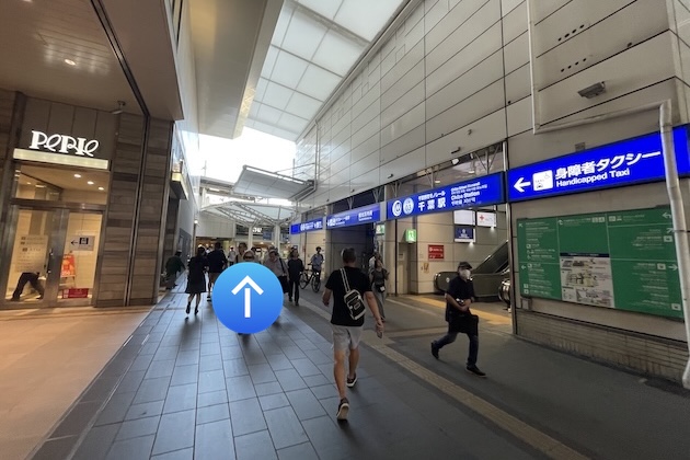 左方向へ進み、突き当りを右に曲がります