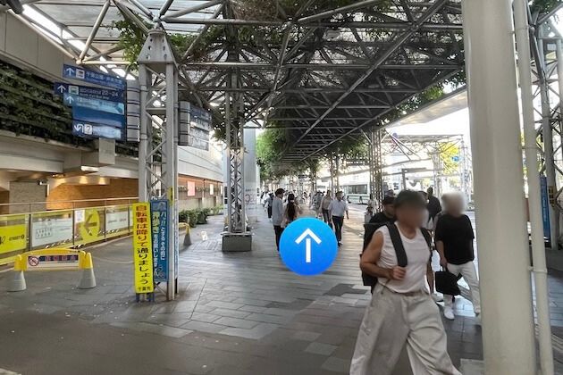 アーケードの下を直進します