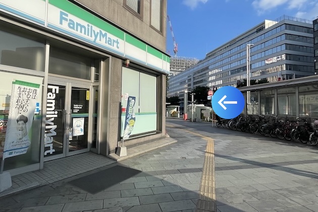 ファミリーマートを左手に直進します