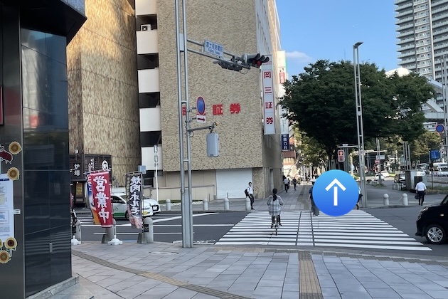 横断歩道を直進します