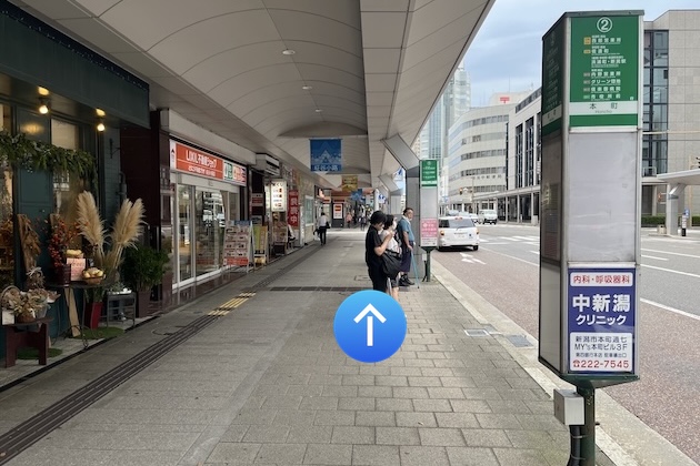 バス停「本町」から新潟中郵便局の方向へ直進します