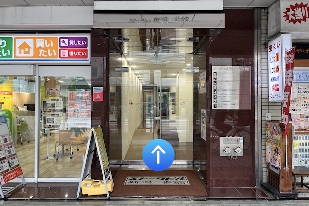 左手に見えます、LIXIL不動産ショップの隣が当ビル入口です