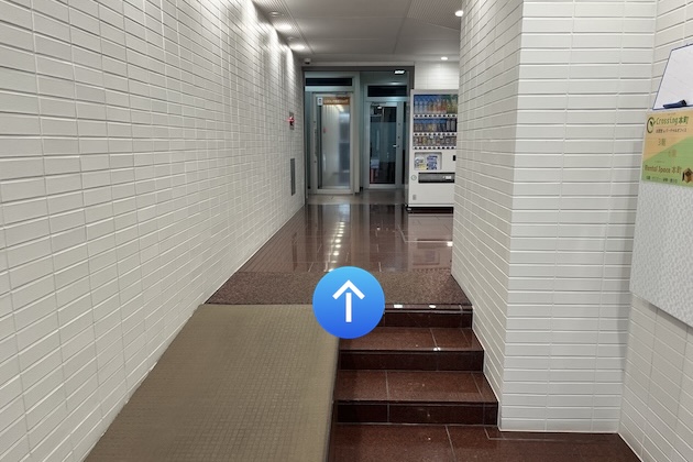 ビルに入り直進します