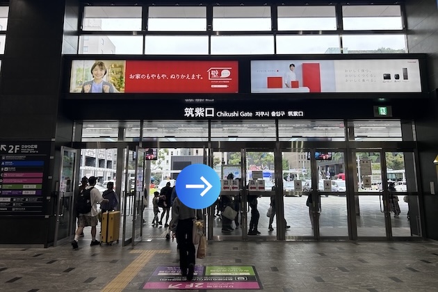 博多駅(筑紫口)を出て、右方向に進みます