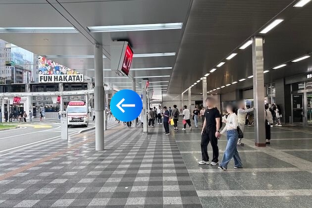 突き当りまで直進し、横断歩道を左折します