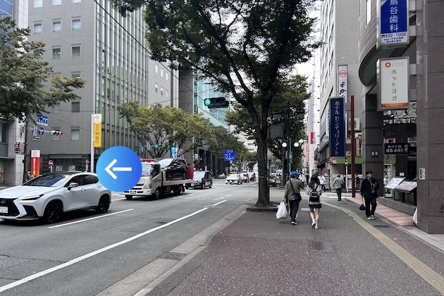 ホテルセンチュリーアート前の交差点を渡り、左折します