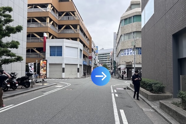 十字路を右折します