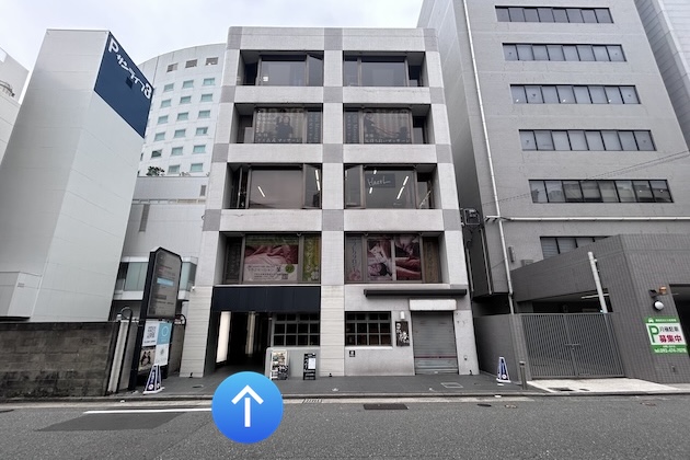 左側の入り口よりお入りいただき、エレベーターで5Fまでお越しください