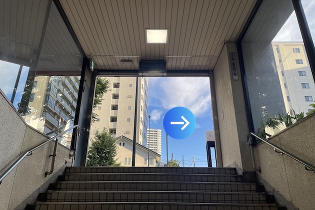 出口を右方向へ進みます