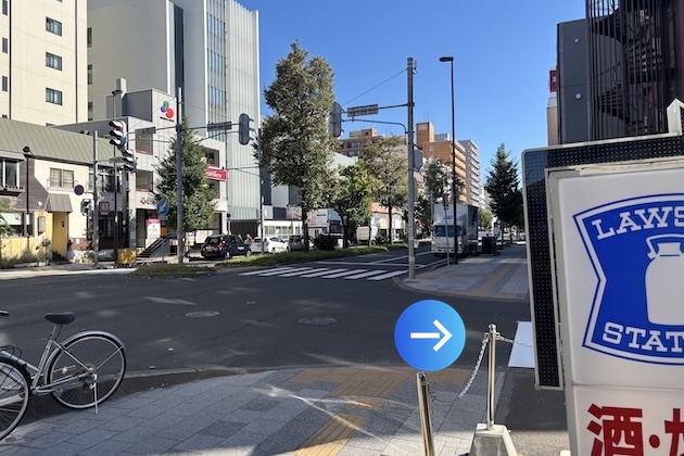 進んだ直後にある路地を右折します