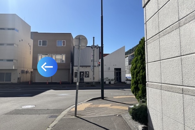 突き当りの信号を渡り、左折します