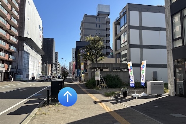 アトリエテッラを右手に直進します