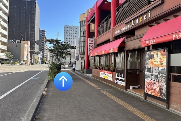 PIZZERIA e TRATTORIA Lucciを右手に更に直進します