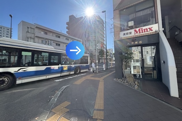 美容室Minxが角にある交差点を右折します