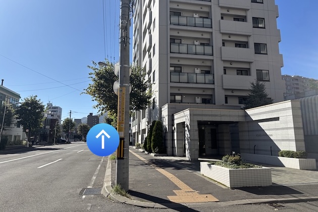 クリオ円山裏参道(白いマンション)を右手に直進します